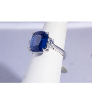 Cushion cut 6.94 Carat Ceylon Sapphire Ring