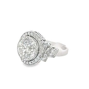 Detail view of 3.18ct diamond ring with G-H color side stones – Bridal jewelry New Orleans