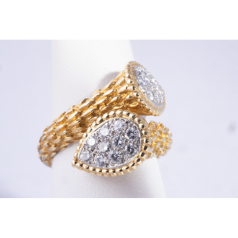 Side profile of Toi Et Moi Boucheron ring in textured yellow gold and diamonds